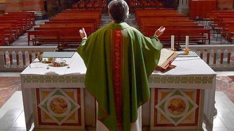 Un sacerdote mentre dice messa (foto di repertorio)