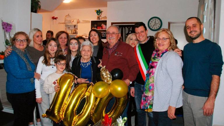 Santarcangelo, nonna Flora festeggia i 100 anni a modo suo: “Tra un po’ è Natale, è ora di mettersi al lavoro”