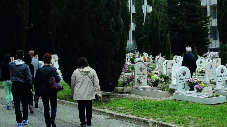 Rimini, furti choc sulle tombe dei bambini