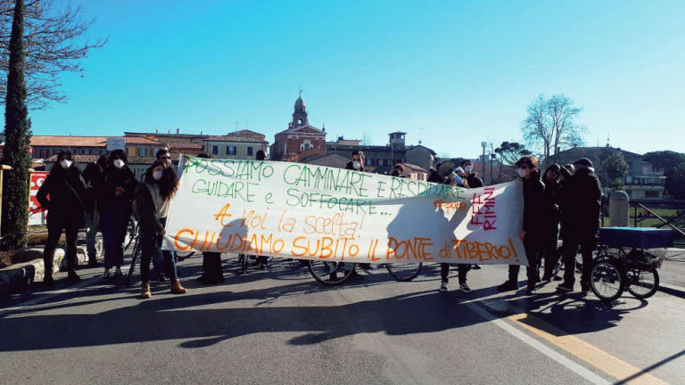 “Fridays for future Rimini” al Bike Mob arriva la polizia