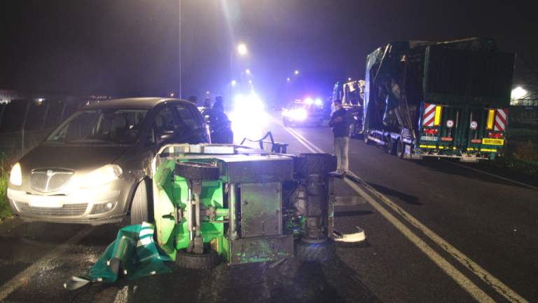 Lugo, muletto si sgancia da un tir e centra un'auto con due bimbi