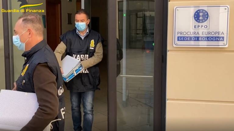 Ravenna, truffa delle mascherine e delle tute anti-Covid: sequestri per oltre un milione di euro