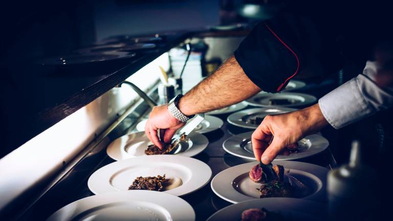 Cervia, nella cucina del ristorante spuntano due cuochi in nero e l’Ispettorato del Lavoro lo chiude