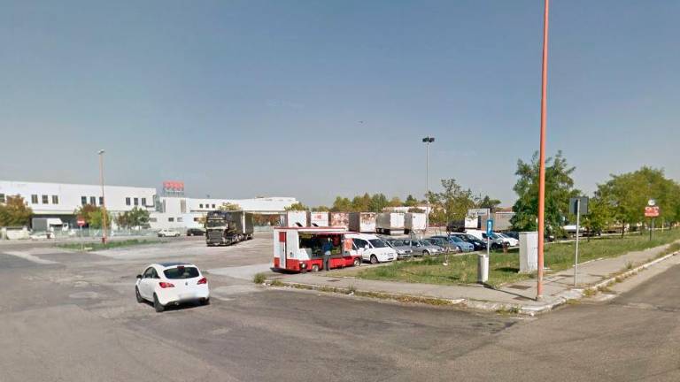 Il furgone del fast food posteggiato in piazzale Bubani a Pievesestina