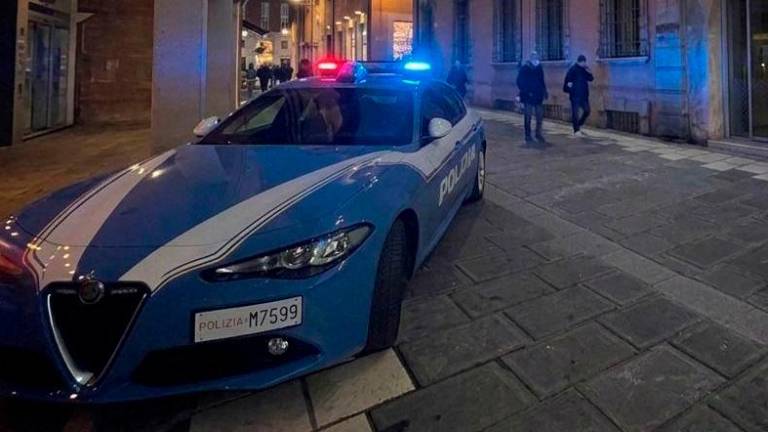 Cesena, scena da Bronx in pieno centro: sfida tra ragazzini armati con spettatori, la polizia evita il peggio