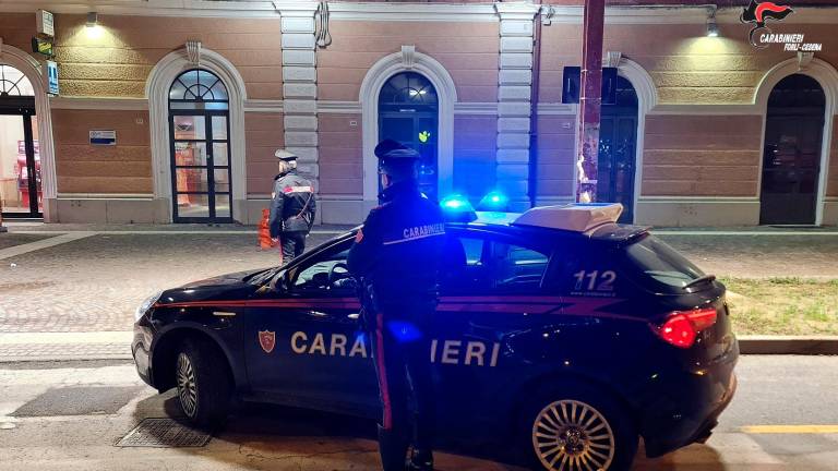 Cesena, inizia a litigare alla stazione, si piazza sui binari e blocca il passaggio dei treni: denunciato dai Carabinieri