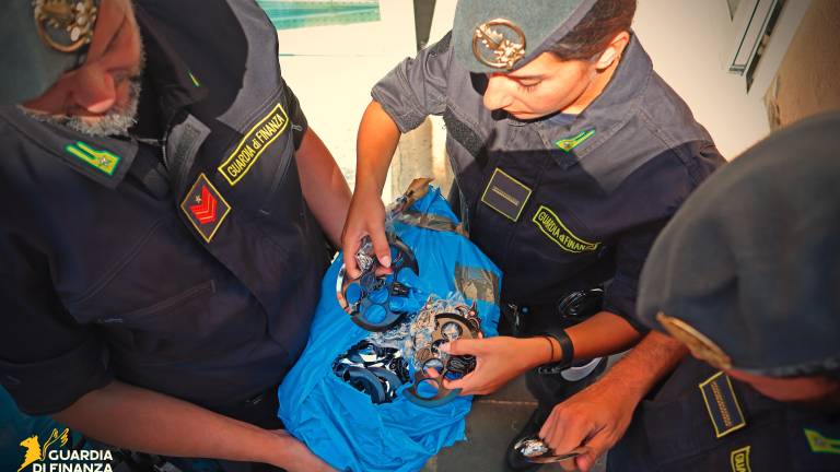 Rimini. Maxi sequestro di 340mila articoli falsi e 3200 armi bianche VIDEOGALLERY