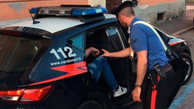 Ravenna. Ruba un’auto a Mezzano, il proprietario lo insegue e dopo una colluttazione lo fa arrestare