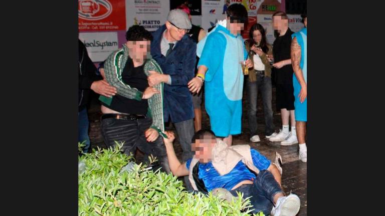 Il sindaco mentre separa alcuni protagonisti della rissa