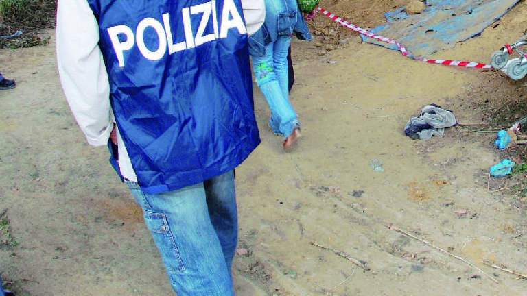 Rimini, compra l'auto con assegno rubato: poliziotto condannato e destituito