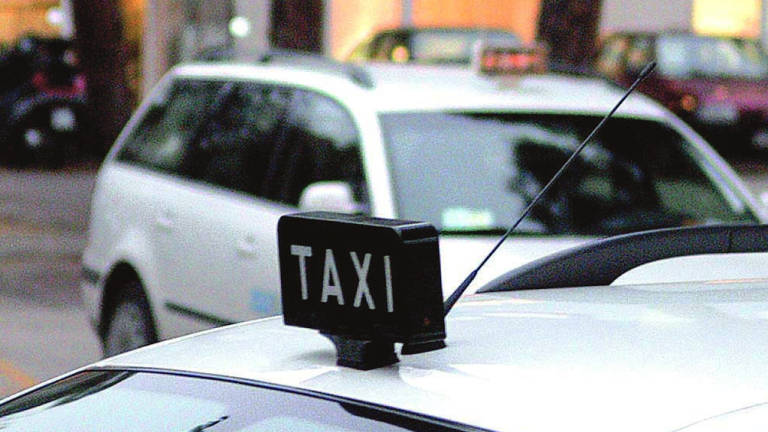 Riccione, una turista denuncia: 37 euro per un chilometro in taxi