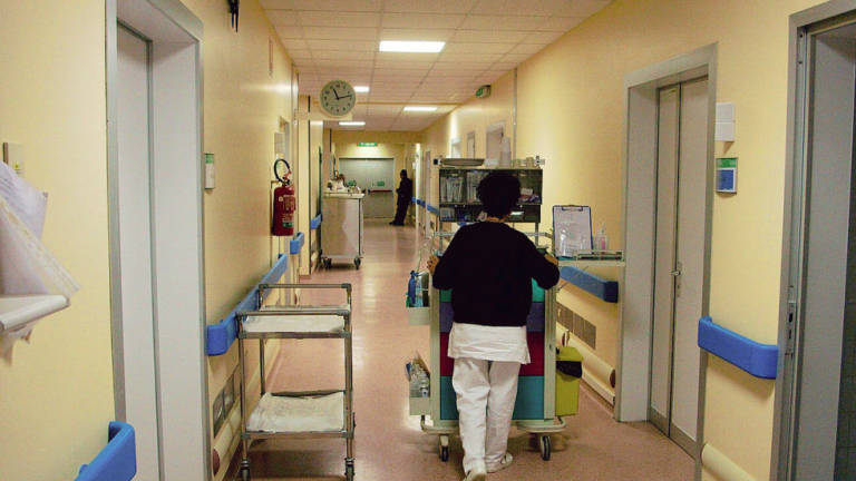 Lunghe attese per i pazienti, sistema trasporto da rifare all'ospedale di Imola