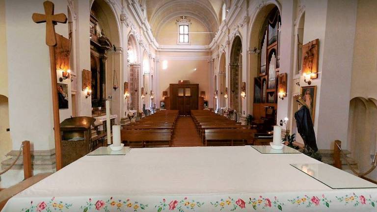 Deruba studentesse in chiesa a Cesenatico, tradito dalle telecamere