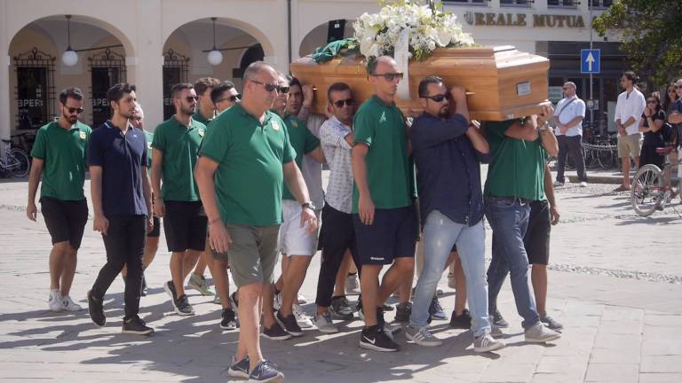 Folla a Cervia per l'addio al 25enne investito in bici