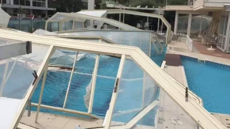 Tromba d'aria a Milano Marittima, danni anche alla piscina di un hotel
