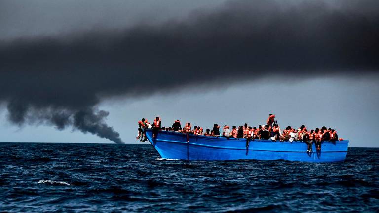 Un’imbarcazione carica di migranti a bordo