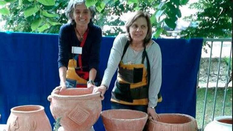 Grazia Grilli e Paola Farneti con alcuni dei loro vasi
