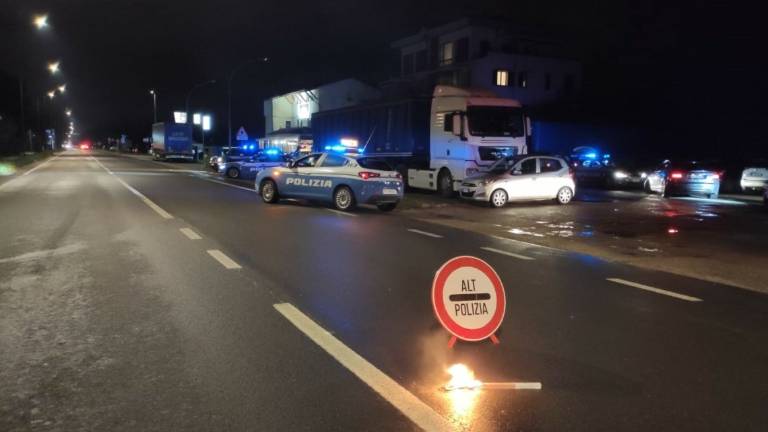 Forlì, dal decespugliatore alla chitarra elettrica e gli arnesi da scasso: il sospetto ladro aveva di tutto nell'auto