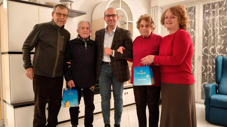 I vice coordinatore del Quartiere 8, Redames Rustignoli, il signor Vittorio Borghesi, il vicesindaco Vincenzo Bongiorno, la signora Carla Capacci, la coordinatrice del Quartiere 8, Elena Baldassari