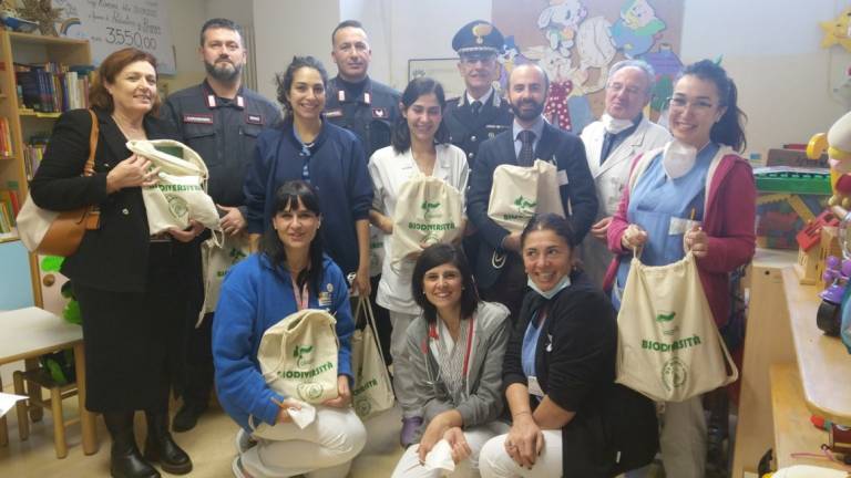 Dai Carabinieri della Biodiversità di Punta Marina gadget e doni ai pazienti di Pediatria