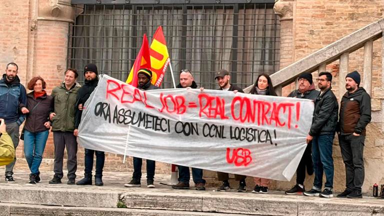 La manifestazione in piazza Cavour