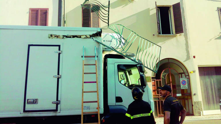 Rimini, camioncino abbatte balcone in centro