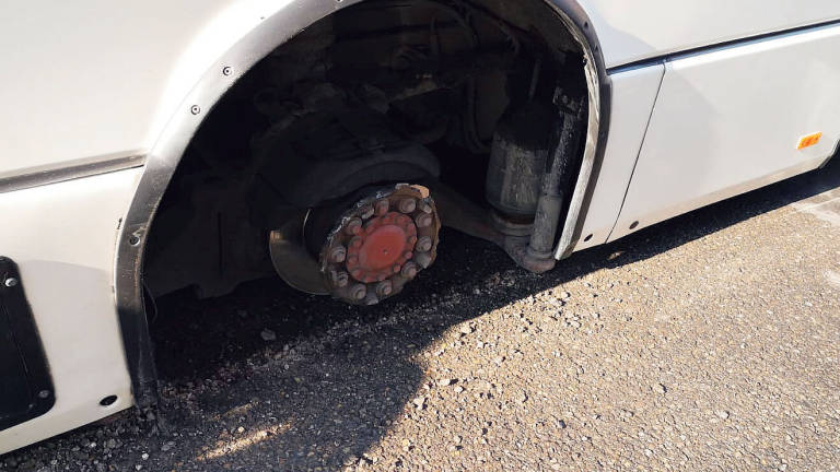 Autobus perde una ruota. Veicoli danneggiati in via di Roma a Ravenna