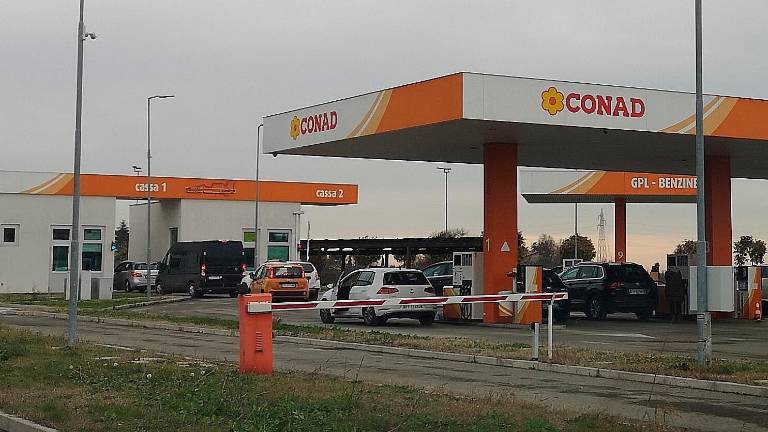 Il distributore Conad di Imola sulla via Emilia