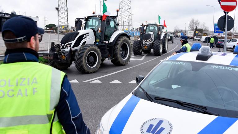 La protesta dei trattori a Rimini: “Siamo i custodi della terra, ma l’Unione Europea ci massacra” - VIDEO GALLERY
