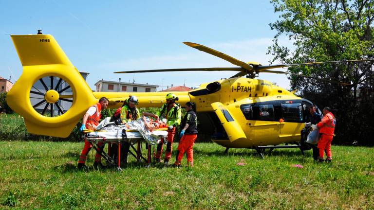 Rimini, incidente: motociclista ferito soccorso in elicottero