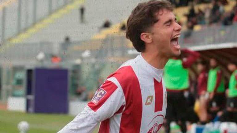 Valentino Coveri esulta dopo la rete del momentaneo 1-3 (foto Forlì Fc)