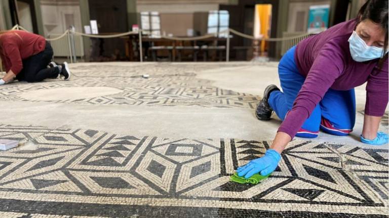 Lavori di manutenzione al mosaico esposto in Comune a Cesena