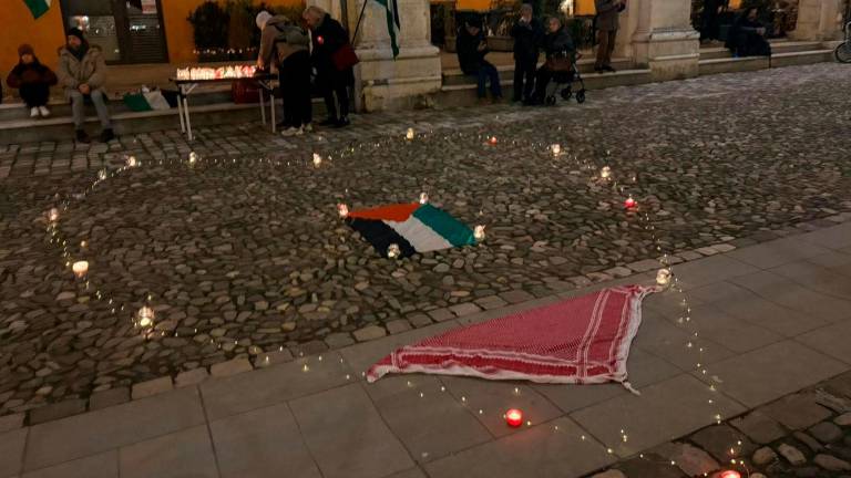 Cesena, cuore di luci in piazza per la Palestina, in cerca di pace sulle note di “Imagine”