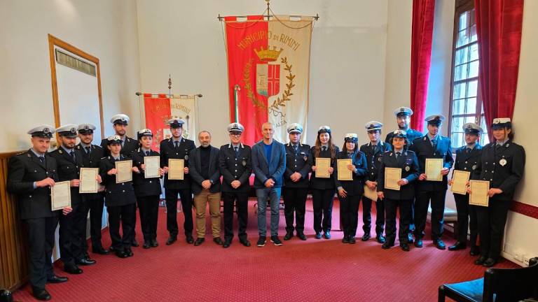 Rimini, dal salvataggio nel Marecchia all’ispettrice fuori servizio in azione all’Arco d’Augusto: 22 encomi e un elogio alla Polizia Locale