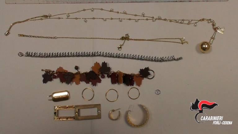 Cesena, furti sulle auto: si cercano i proprietari degli oggetti rubati