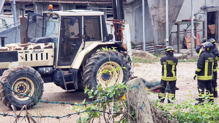 Incidente mortale sul lavoro a Montescudo: agricoltore ucciso dalle forche del trattore