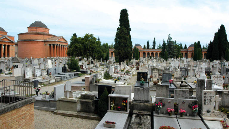 Forlì, cimiteri aperti da lunedì. Il sindaco: Faremo controlli