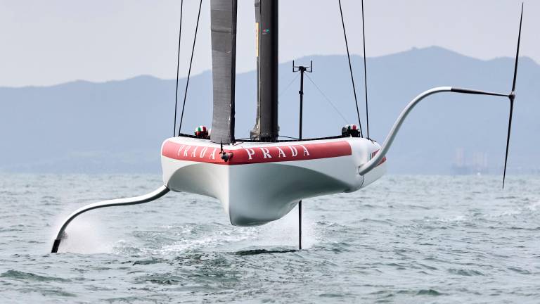 Luna Rossa vola sui foil