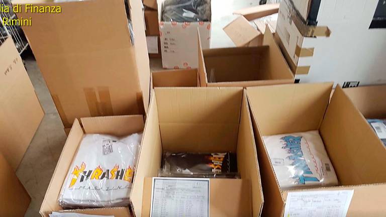 Magliette sequestrate durante l’operazione