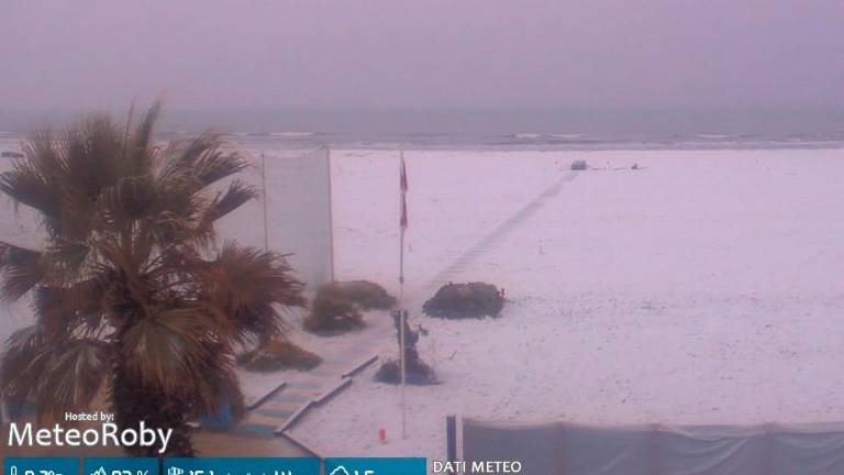 Il lungomare di Rimini imbiancato