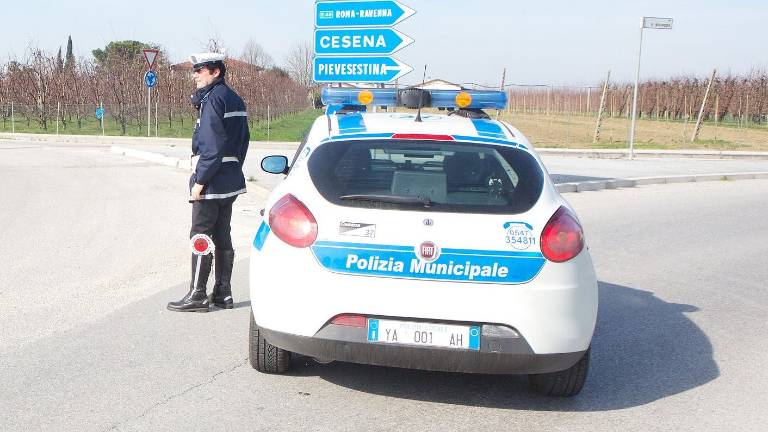 Cesena, seminuda e confusa per strada: salvata dai vigili