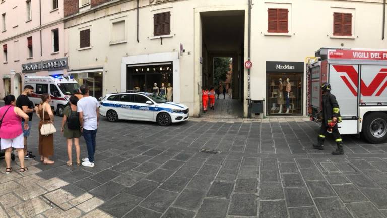 Calcinacci cadono in strada e sulla gente in pieno centro a Cesena