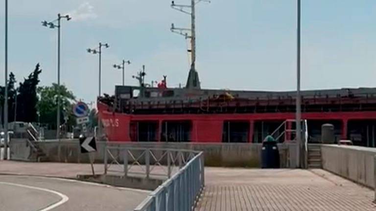 Marina di Ravenna: black-out in sala macchine e la nave si appoggia sulla banchina VIDEO