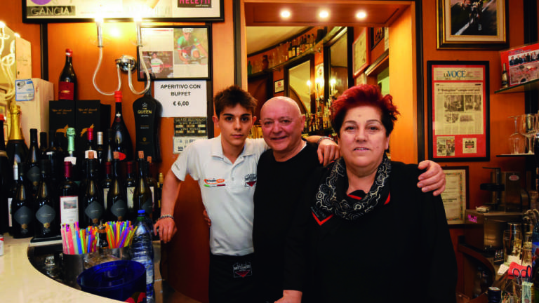 Forlì, contro la psicosi da coronavirus il bar offre la colazione ai cinesi