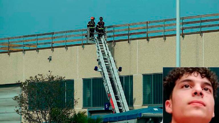 Il sopralluogo dei Vigili del Fuoco dopo l’infortunio sul lavoro (Foto Fiorentini). Nel riquadro Rayan Lassoued