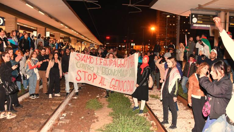 Rimini si mobilita per Gaza e per la Flotilla. “Blocchiamo tutto” in stazione, poi il corteo in centro