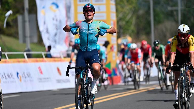 Matteo Malucelli mostra il logo dello sponsor per festeggiare una vittoria: a 32 anni il forlivese debutta al Giro d’Italia