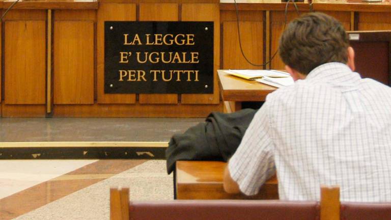 A sinistra l’avvocata forlivese Paola MonaldiA centro pagina un’aula di tribunale