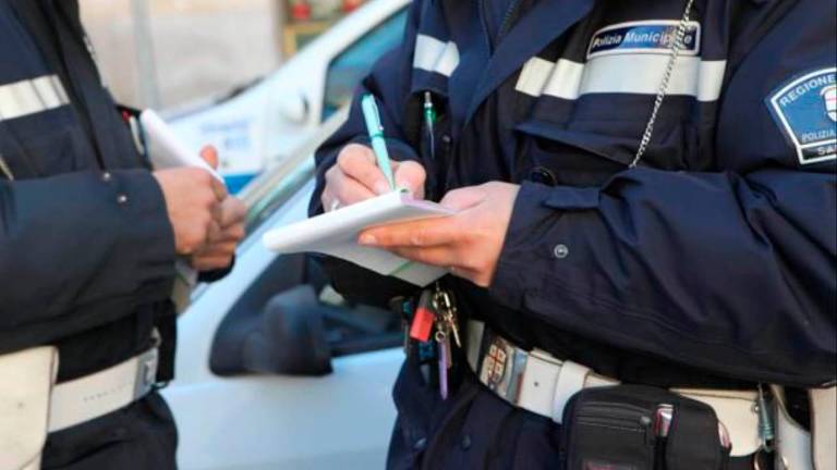 Forlì, altera la targa e va in giro senza revisione e assicurazione: multa di 5mila euro