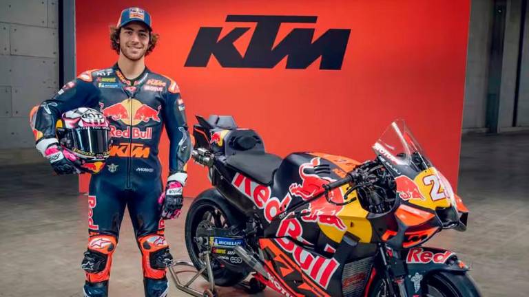 Il riminese Enea Bastianini con la Ktm Rc16 del team Tech 3 durante la presentazione ufficiale